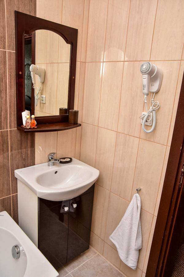 Hotel Izvora 2 アルバナシ エクステリア 写真